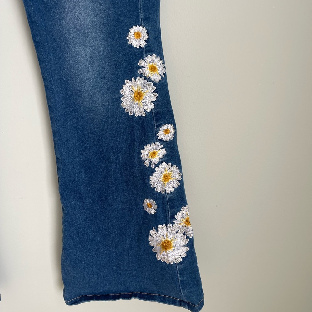 BAMBOO Blue Jeans with Daisy Embroidery - Picture 3 of 6